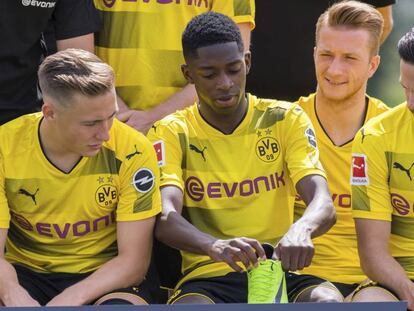 Demb&eacute;l&eacute; se pone la bota izquierda, en la foto de equipo del Dortmund.