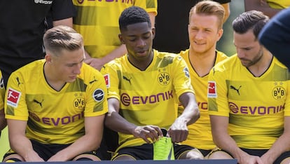 Dembélé se pone la bota izquierda, en la foto de equipo del Dortmund.