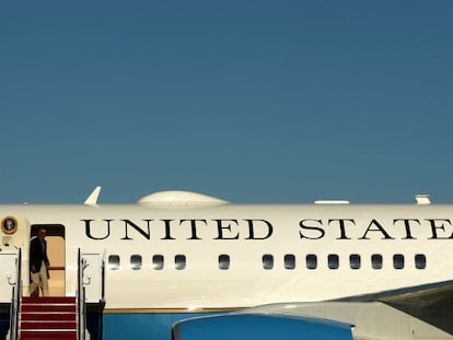 El presidente de EE UU, Brack Obama, sale del Air Force One. 