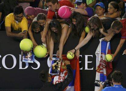 Djokovic firmando autógrafos y saludando a los aficionados tras su victoria en primera ronda del Abierto de Australia.