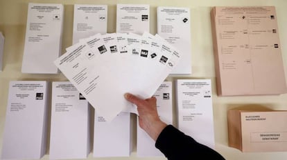 Papeletas electorales para las elecciones generales de distintas formaciones políticas.