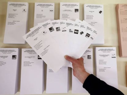 Papeletas electorales para las elecciones generales de distintas formaciones políticas. 
