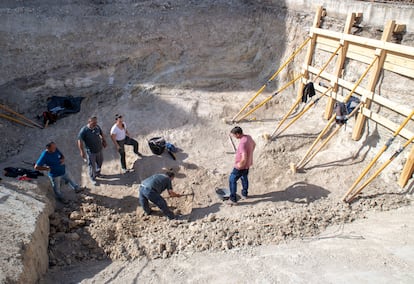 Trabajos de exhumación en la fosa 548 del cementerio de Jaén, donde han aparecido restos humanos.