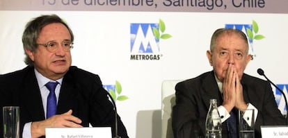 El presidente de Gas Natural Fenosa, Salvador Gabarr&oacute; (d), y el consejero delegado Rafael Villaseca (i), el martes en Santiago de Chile. 