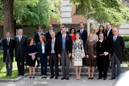 Los Reyes posan junto al escritor catalán Eduardo Mendoza (5i), galardonado con el Premio Cervantes, y su primera mujer y madre de sus hijos, Anna Soler (4i); la vicepresidenta del Gobierno, Soraya Sáenz de Santamaría (3i); la presidenta de la Comunidad de Madrid, Cristina Cifuentes (3d); y otras personalidades, tras la ceremonia.