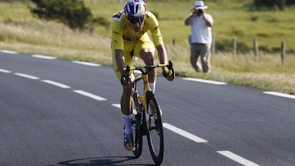 Van Aert, durante su fuga hacia Calais.