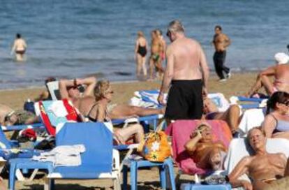Turistas y vecinos de Las Palmas de Gran Canaria disfrutan de un día a la orilla del mar con sol y buenas temperaturas. EFE/Archivo