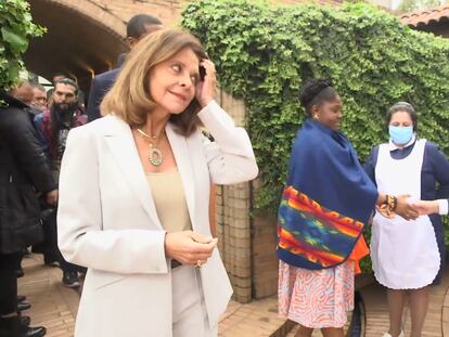 Francia Márquez saluda a las empleadas domésticas de la Casa Vicepresidencial, este viernes, durante una reunión con Martha Lucía Ramírez.