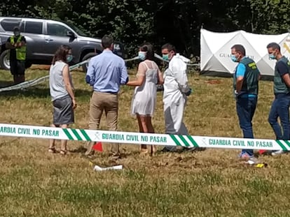 La juez del Juzgado de Primera Instancia de Instrucción de Grado (Asturias) y un equipo de la Guardia Civil, en la fosa de 'la chabola'.