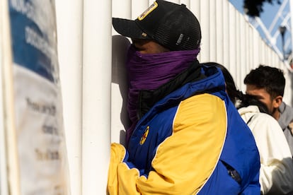 Migrantes preguntan por información en la garita de El Chaparral, en Tijuana, Baja California. 