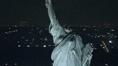 La estatua de la Libertad sufre la mutilación de su cabeza al inicio de la película 'Monstruoso'.