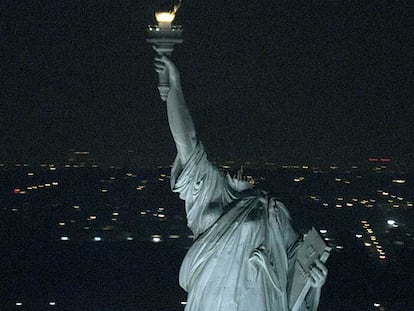 La estatua de la Libertad sufre la mutilación de su cabeza al inicio de la película 'Monstruoso'.