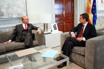 Isidro Fainé (izquierda) junto a José Luis Rodríguez Zapatero en La Moncloa, durante un encuentro en mayo de 2010.