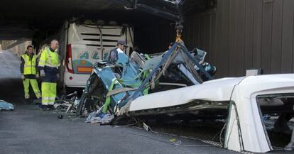 Restes de l'autobús sinistrat a Lille, França.