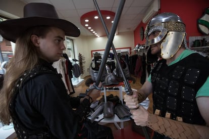 Dos personas, ataviadas con ropas medievales, en la tienda Eviltailors de la capital.