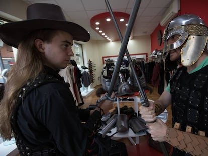 Dos personas, ataviadas con ropas medievales, en la tienda Eviltailors de la capital.