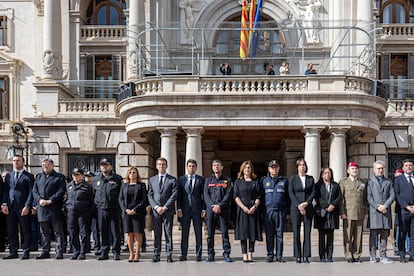 La plaza del Ayuntamiento de Valencia ha guardado cinco minutos de silencio, que han terminado con un aplauso, por las víctimas mortales del incendio, este sábado.