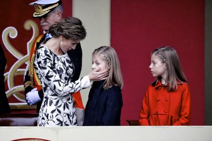 La Reina ha estado atenta de sus hijas en todo momento, explicándoles cosas y dándoles caricias. 