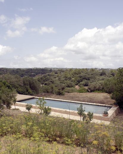 Piscina en el terreno que circunda la casa, una antigua quesería del siglo XIX cerca de Alaior.