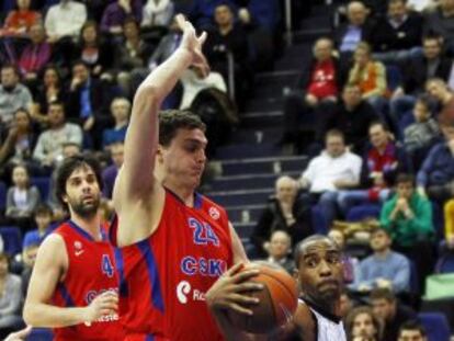 Sasha Kaun pelea por el control del balón con Aaron Jackson
