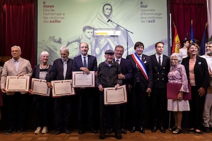 Representantes del exilio y la resistencia republicana posan junto a las autoridades españolas y francesas en el centro cultural de Collioure (Francia) tras recibir una declaración de reconocimiento del Estado.