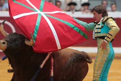 Antonio Barrera con la ikurriña en el capote en la feria de 2012 en Illumbe