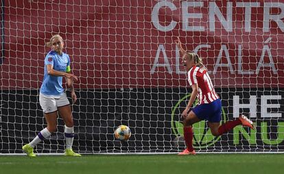 Duggan (d) celebra el 1-0, autogol de Houghton (i).