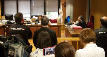 Juicio de Las 5 Jotas en una sala de los juzgados de Vigo.