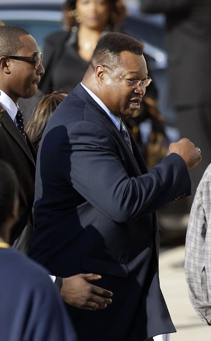 Larry Holmes, otro excampen del mundo de boxeo, tambin asisti al funeral