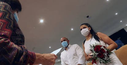 La concejal de Cultura del Ayuntamiento de Ponferrada oficia una boda civil durante la pandemia.