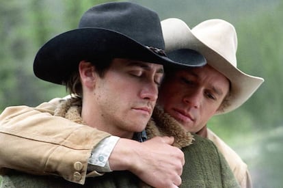 Una escena de la película 'Brokeback Mountain', donde Heath Ledger y Jake Gyllenhaal interpretan a los dos protagonistas, vaqueros y homosexuales.