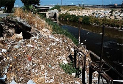 Residuos en el Segura a su paso por Orihuela, en 2001. PLANO GENERAL - PAISAJE