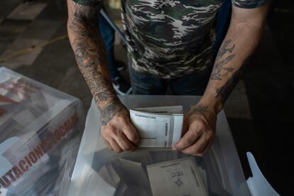 Un hombre deposita su voto para la gubernatura del Estado de Coahuila, el 4 de junio de 2023.
