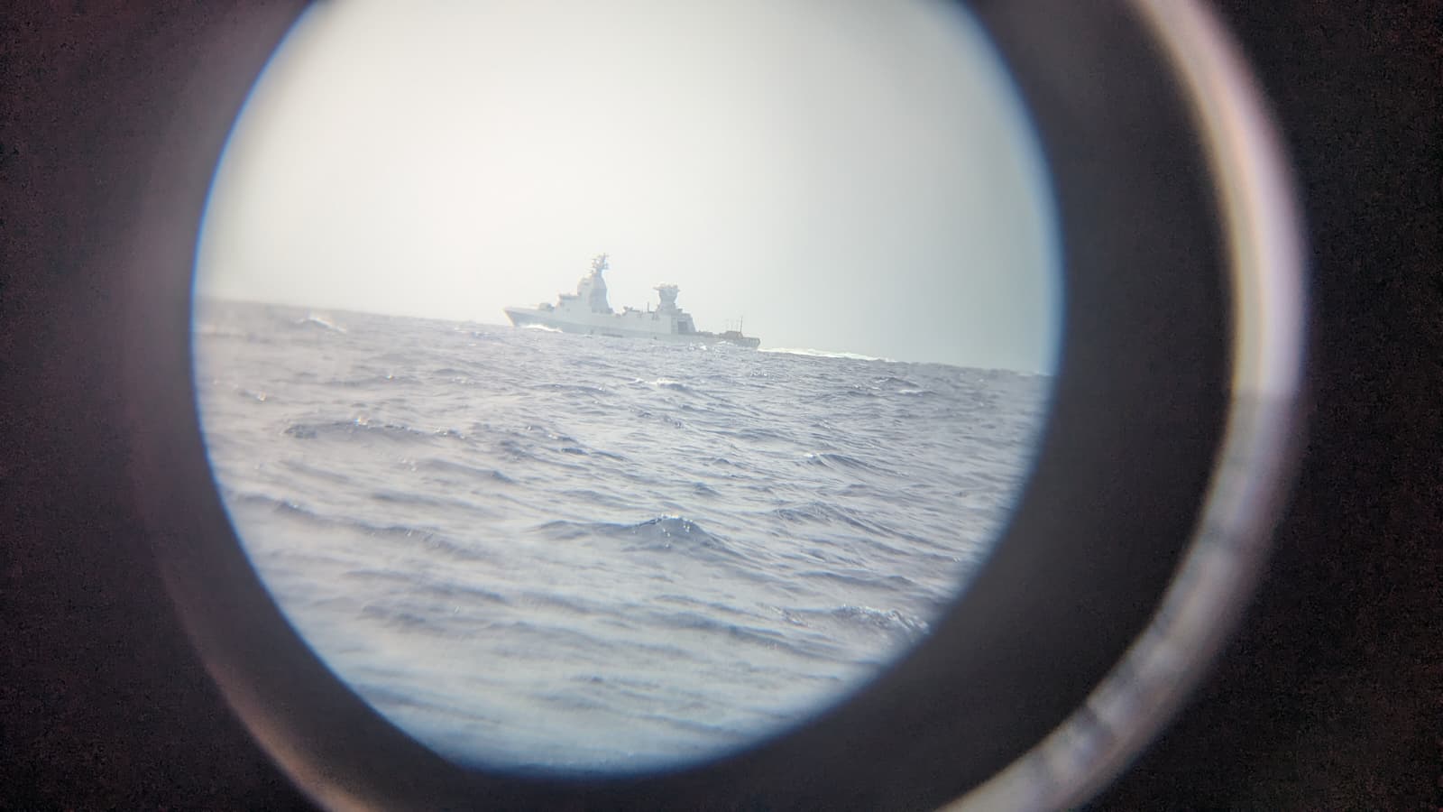 A frigate approached the ships of the flotilla heading to Gaza this Monday.