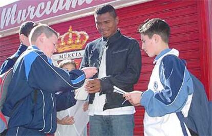 Iván Hurtado, firmando autógrafos a unos escolares al término del entrenamiento.