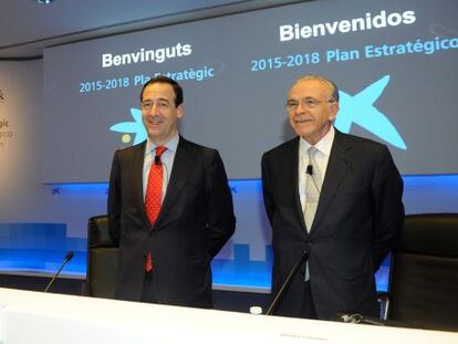 El consejero delegado de Caixabank, Gonzalo Gort&aacute;zar, y su presidente, Isidro Fain&eacute;, en la presentaci&oacute;n del plan estrat&eacute;gico de la entidad para 2015-2018.