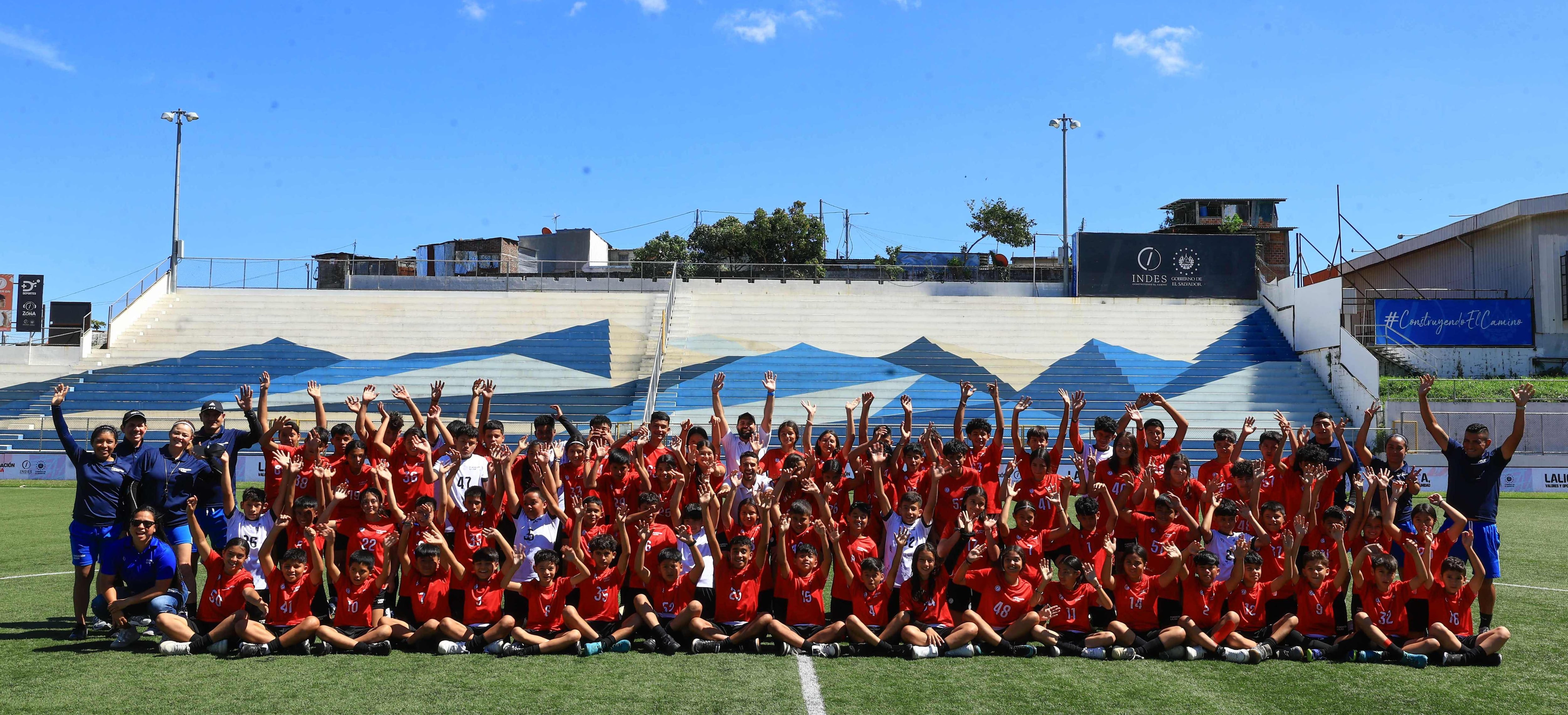 El fútbol, una oportunidad de futuro para 26.000 niños de El Salvador