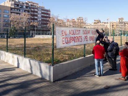 Los vecinos de los barrios de Ciutat Vella, durante la protesta para exigir que se de uso ciudadano al solar de los antiguos juzgados del paseo de Lluís Companys, este domingo.