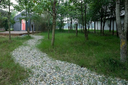 Memorial de Hu Huishan, 2009. Hu Huishan tena 15 a?os cuando el terremoto de Wenchuan hizo temblar su instituto. Muri bajo los escombros. Su silla vaca, sus dibujos, su mochila y sus raquetas la recuerdan y advierten de la fragilidad de la vida.