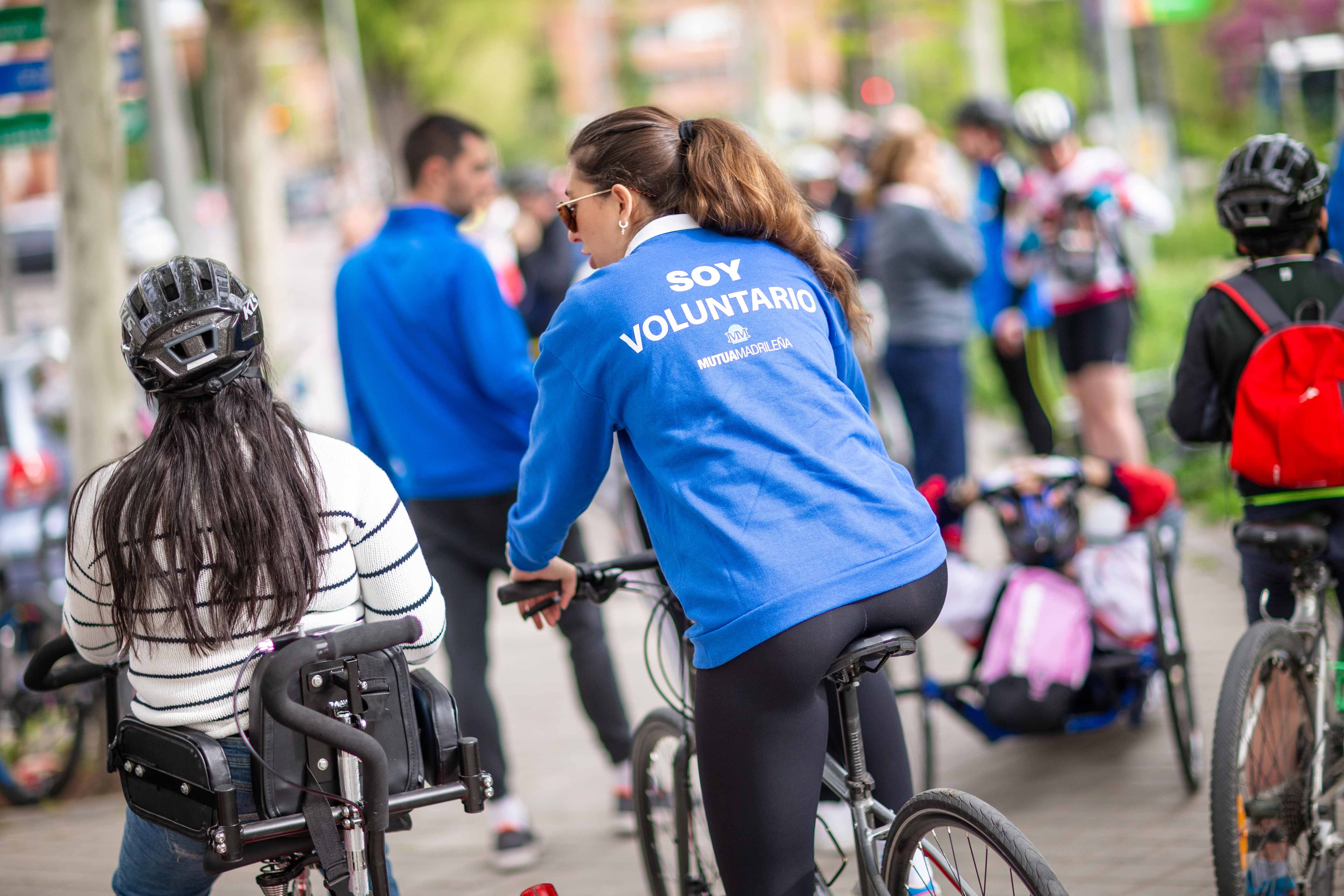 Un grupo de voluntarios participa en una actividad con menores.