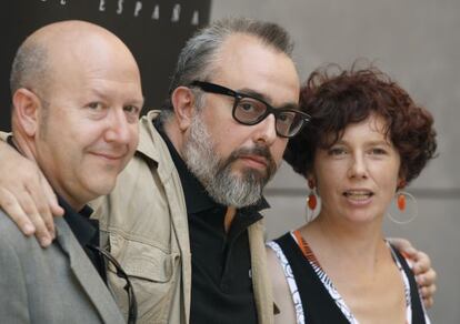 El cineasta y escritor bilbaíno Alex de la Iglesia, posa con el director de producción Emilio Pina (izquierda) y la directora y actriz Icíar Bollain.