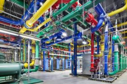 Fotografía cedida en donde se muestra el centro de datas del gigante de internet Google, que abrió una ventana al interior de sus enigmáticos centros de datos, el corazón de la compañía donde se alojan físicamente los correos de Gmail, los videos de YouTube y su omnipresente motor de búsqueda.