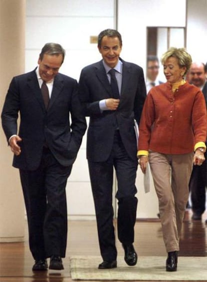 Zapatero, flanqueado por Alonso y Fernández de la Vega, ayer en el Senado.