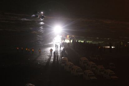 Furgones policiales en la costa de Alhucemas.