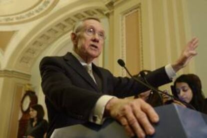 El líder de la mayoría demócrata en el Senado, Harry Reid, da una rueda de prensa tras el almuerzo político del grupo de los republicanos en el Capitolio en Washington DC, Estados Unidos.