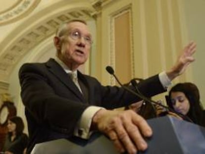 El líder de la mayoría demócrata en el Senado, Harry Reid, da una rueda de prensa tras el almuerzo político del grupo de los republicanos en el Capitolio en Washington DC, Estados Unidos.