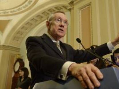 El líder de la mayoría demócrata en el Senado, Harry Reid, da una rueda de prensa tras el almuerzo político del grupo de los republicanos en el Capitolio en Washington DC, Estados Unidos.