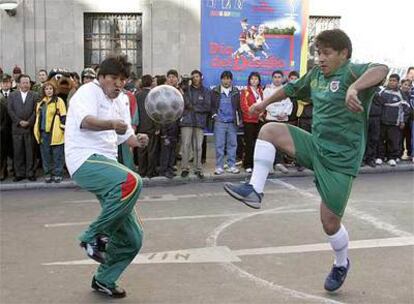 Evo Morales (a la izquierda de la imagen) durante el partido de fútbol