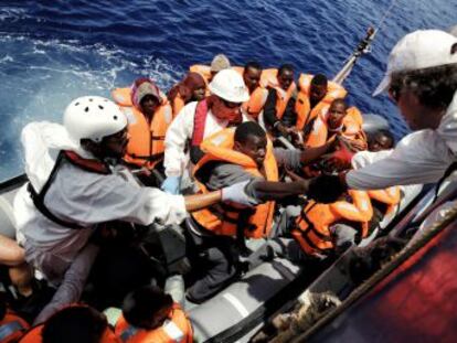 EL PAÍS presencia dos rescates frente a las costas libias en los que un buque de Médicos Sin Fronteras salva a 230 personas. 48.000 han emprendido el mismo viaje en lo que va de año