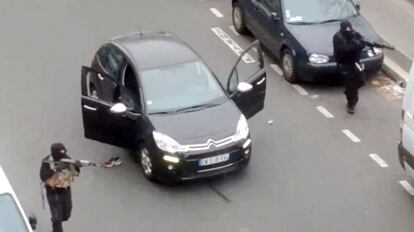 Um fotograma de um vídeo capta o momento em que dois homens, encapuzados e armados com fuzis kalashnikov, apontam contra um policial depois do ataque ao semanário 'Charlie Hebdo' em 7 de janeiro, no qual morreram 12 pessoas. O agente morreu baleado.